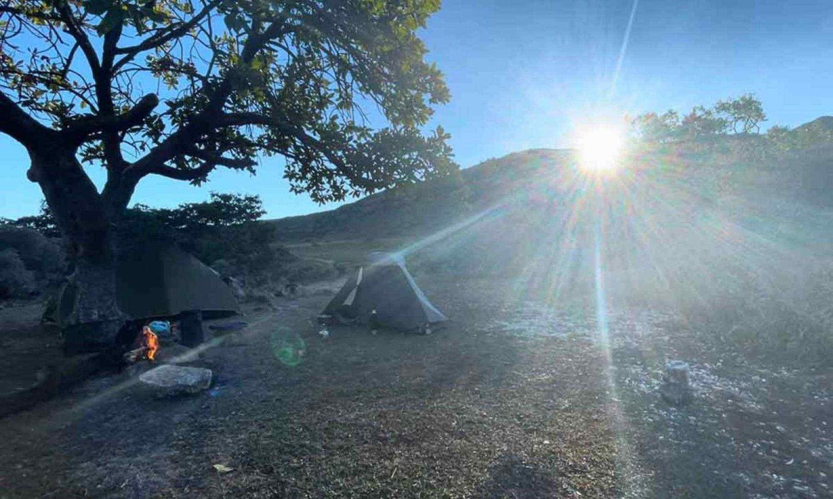 O espetáculo do nascer do Sol no acampamento na Lagoa Dourada antes de um dia de desafios