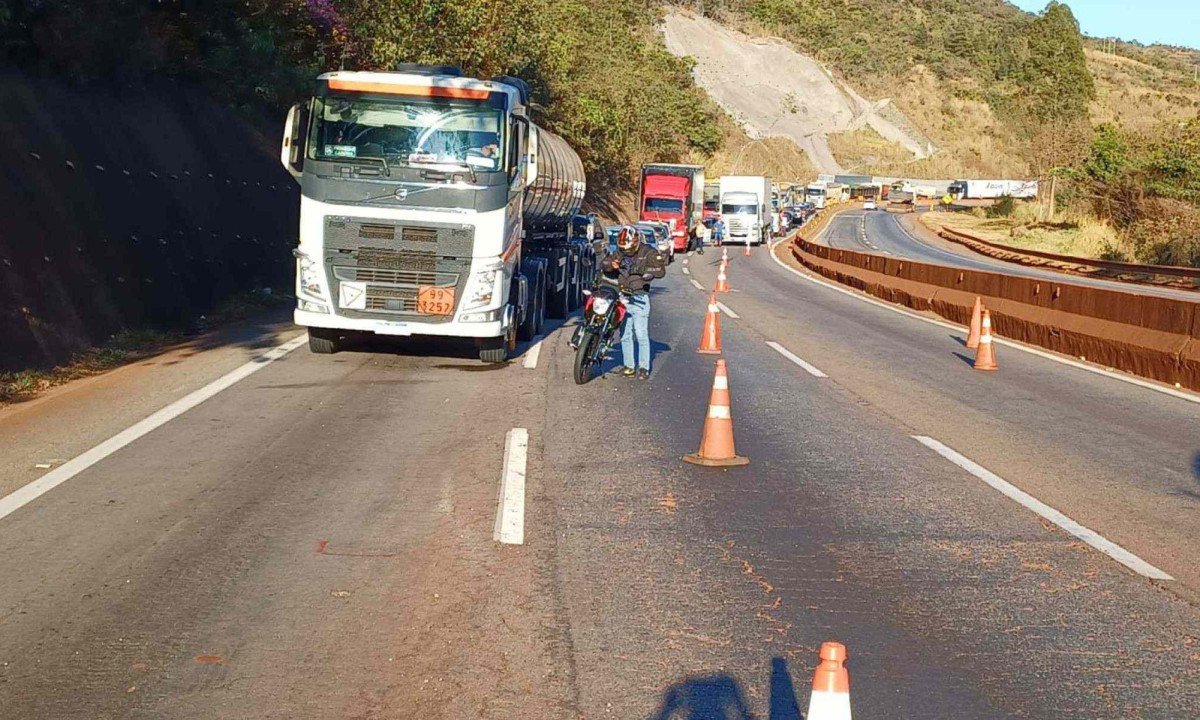 O trecho flui pela faixa da direita, mas motoristas encontram fila no trecho