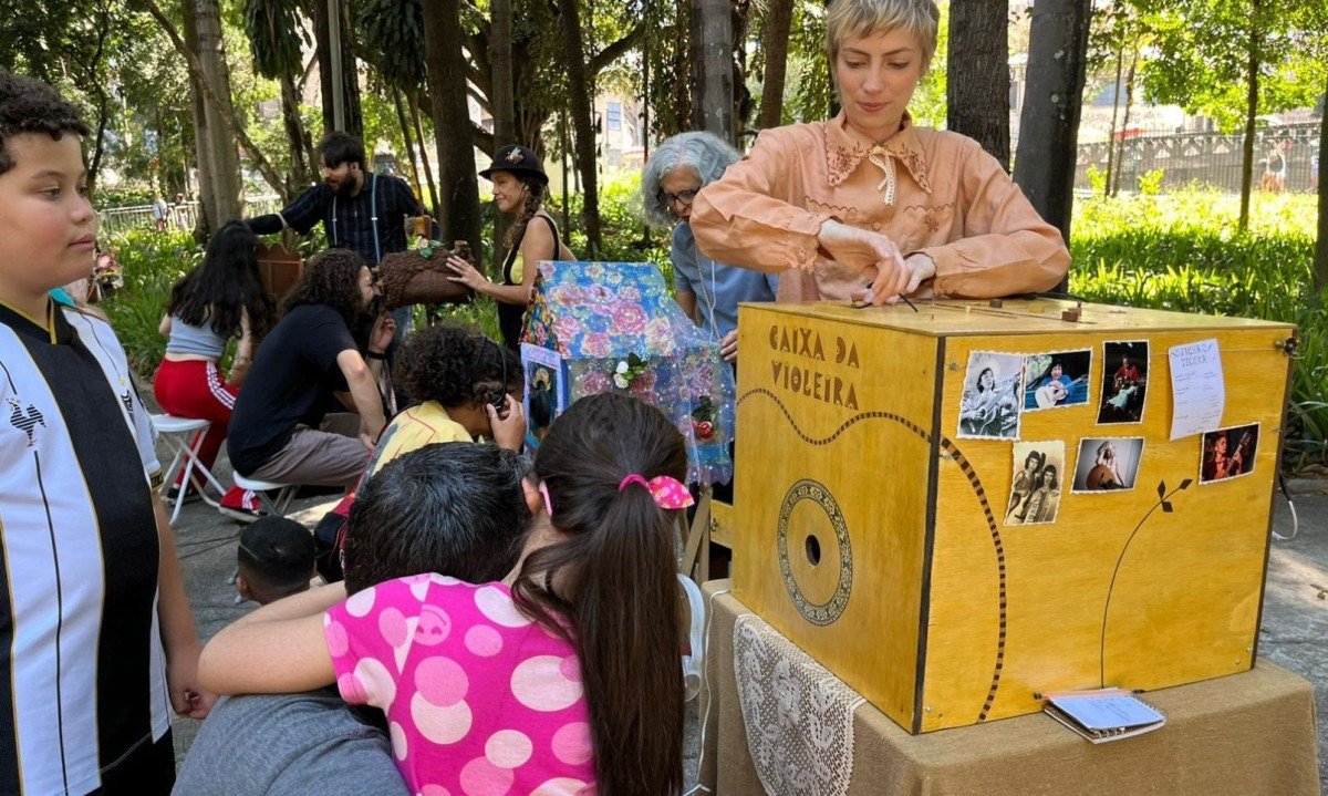Teatro lambe-lambe encanta público na Virada Cultural de BH 2025-Giovana Souza/EM/D.A Press
