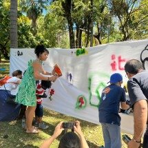 Crianças se aventuram na arte da grafite na Virada Cultural - Giovana Souza/EM/D.A. Press