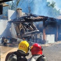 MG: incêndio atinge hamburgueria e deixa dois trabalhadores feridos - Divulga&ccedil;&atilde;o CBMMG