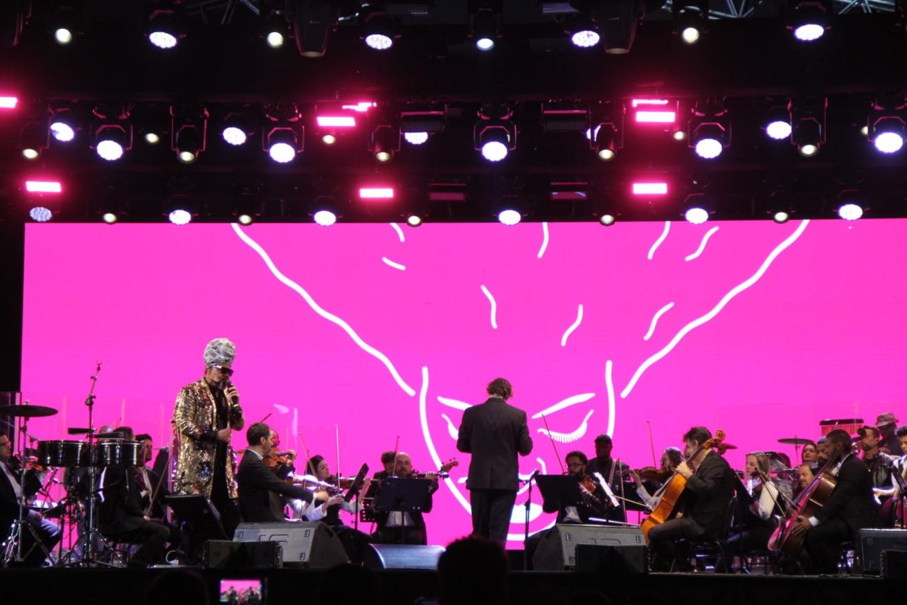 Carlinhos Brown interagiu com o público em clima de festa na Praça da Estação