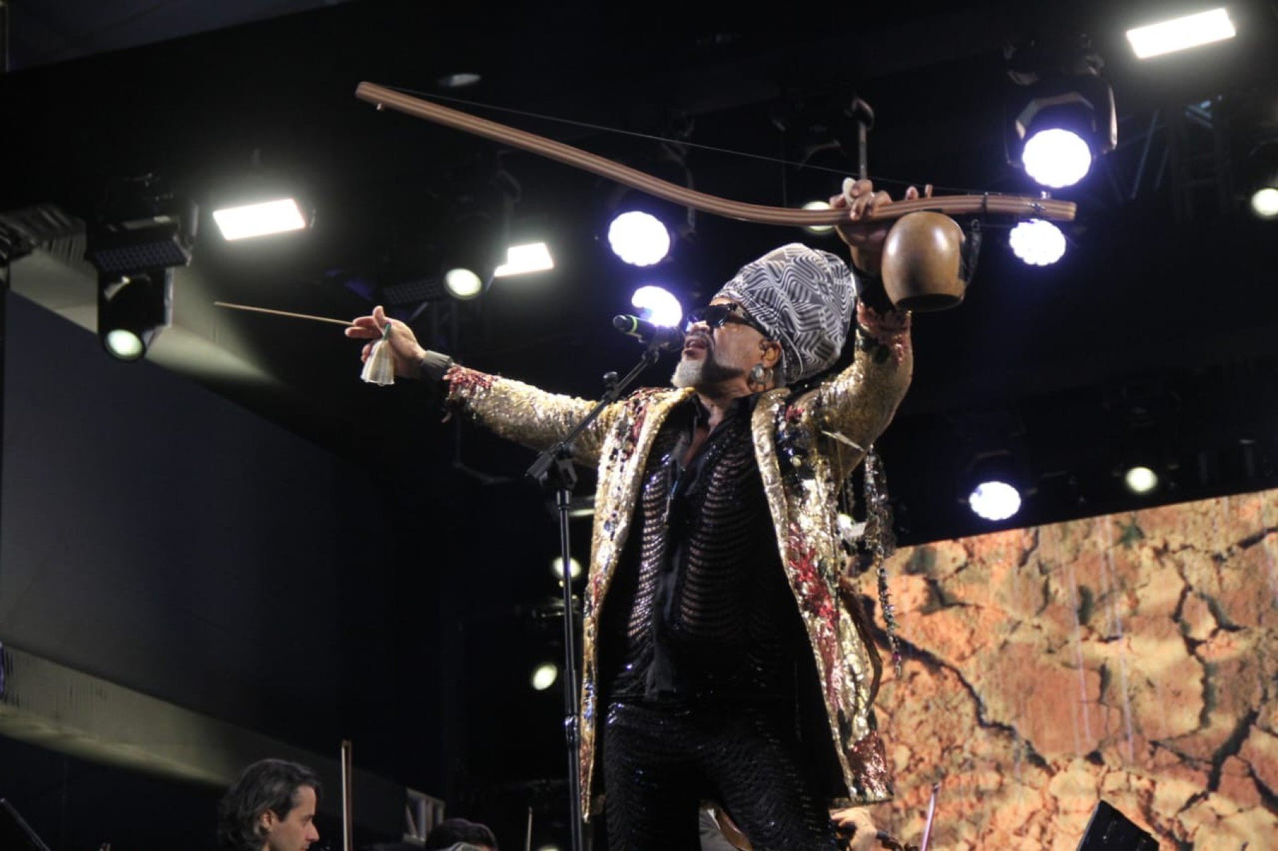 Orquestra Ouro Preto e Carlinhos Brown encerraram o show em clima de celebração
