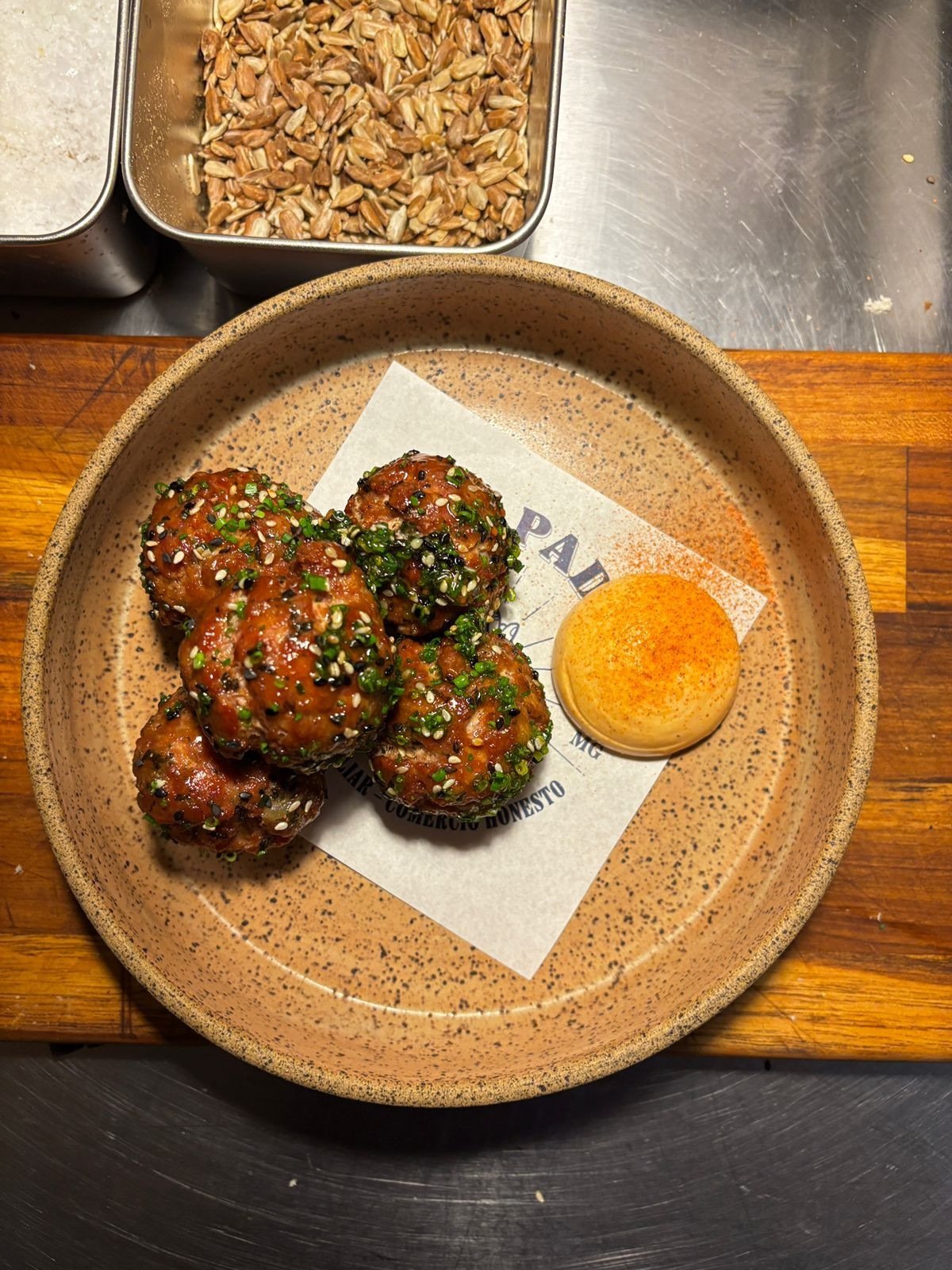 Nikudango, prato da parceria entre Bar Padrin e Yokai 