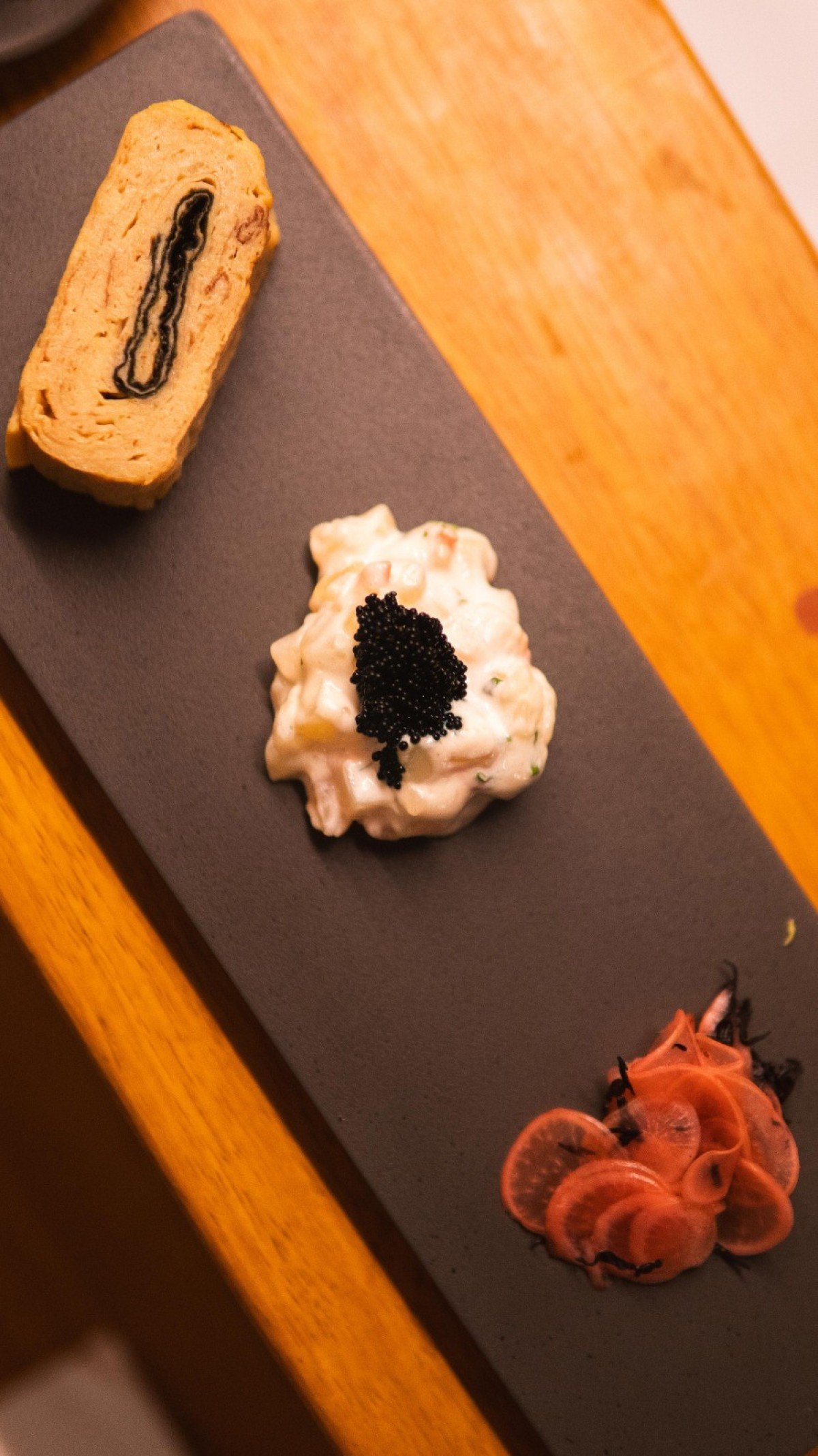 Otoshi: Tamagoyaki com alga Nori, Potato sarada com ovas de capelim e Tsukemono de rabanete com Alga Hijiki, parceria do Fugu com Yokai 
