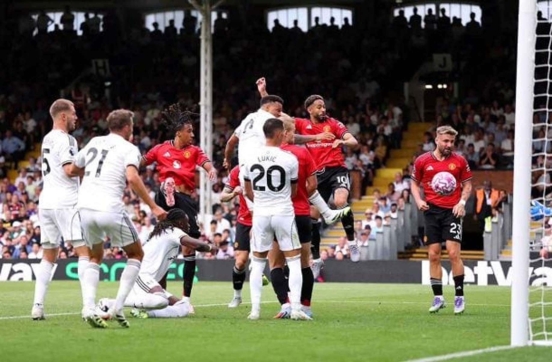 Fulham e Manchester United empatam em jogo emocionante pelo Inglês