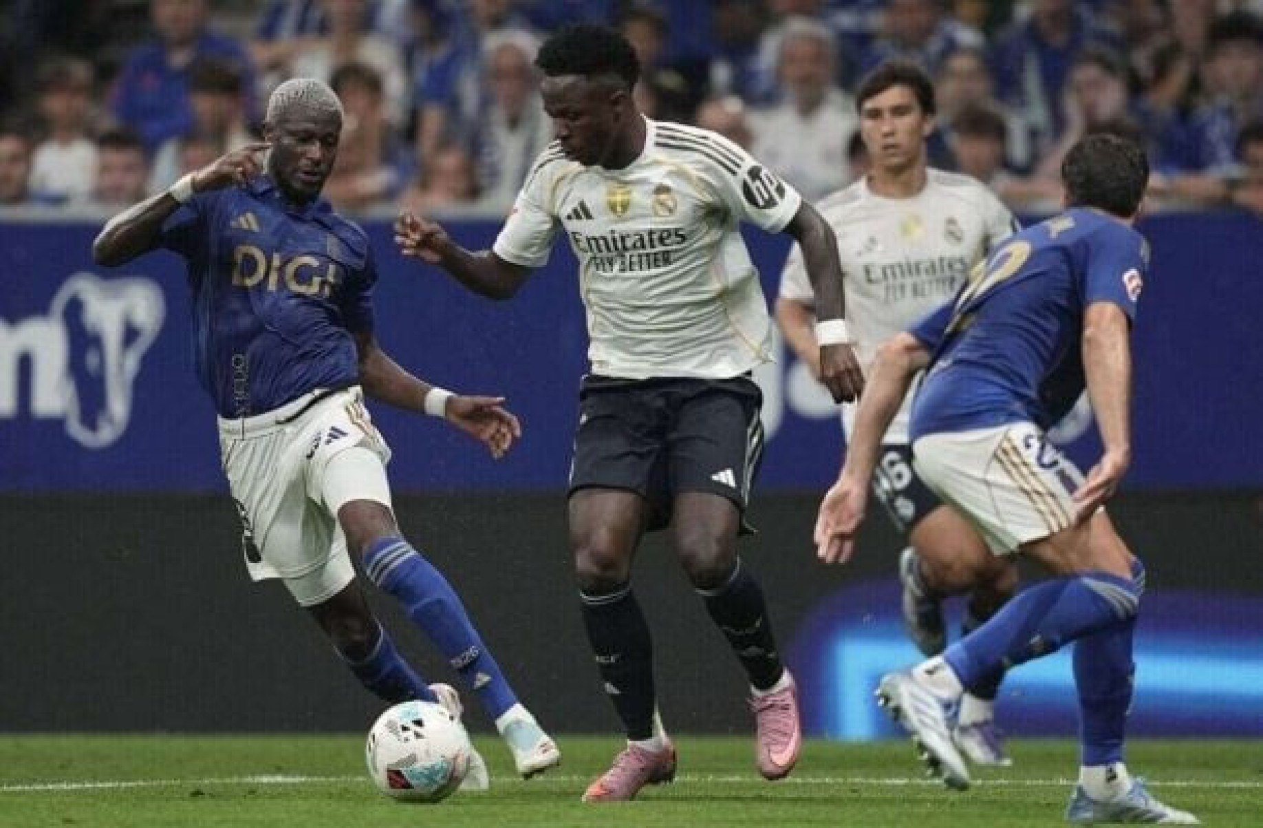 Vini Jr começa no banco, entra e mostra por que é o melhor do mundo