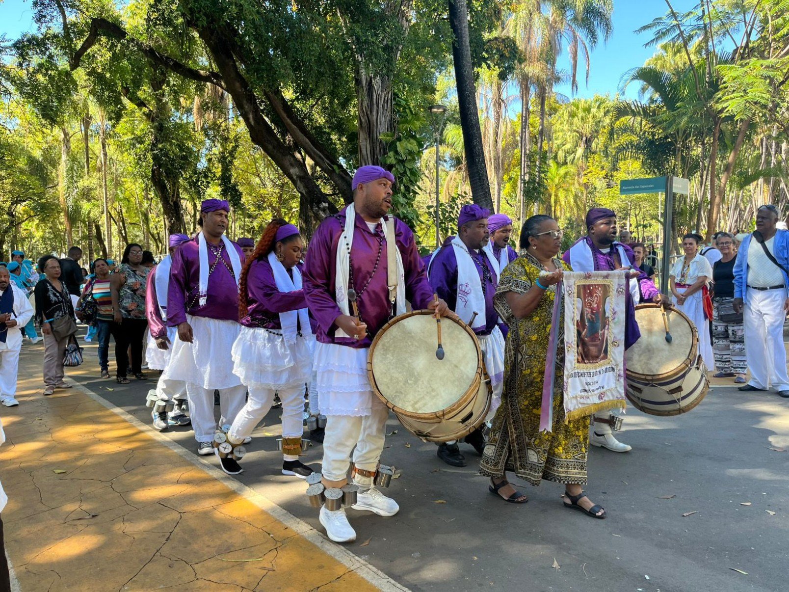 Desfile de Treze Guardas do Reinado de Belo Horizonte antecede a cerimônia de entrega da titulação de Patrimônio Cultural Imaterial Brasileiro.-Giovana Souza/EM/D.A. Press