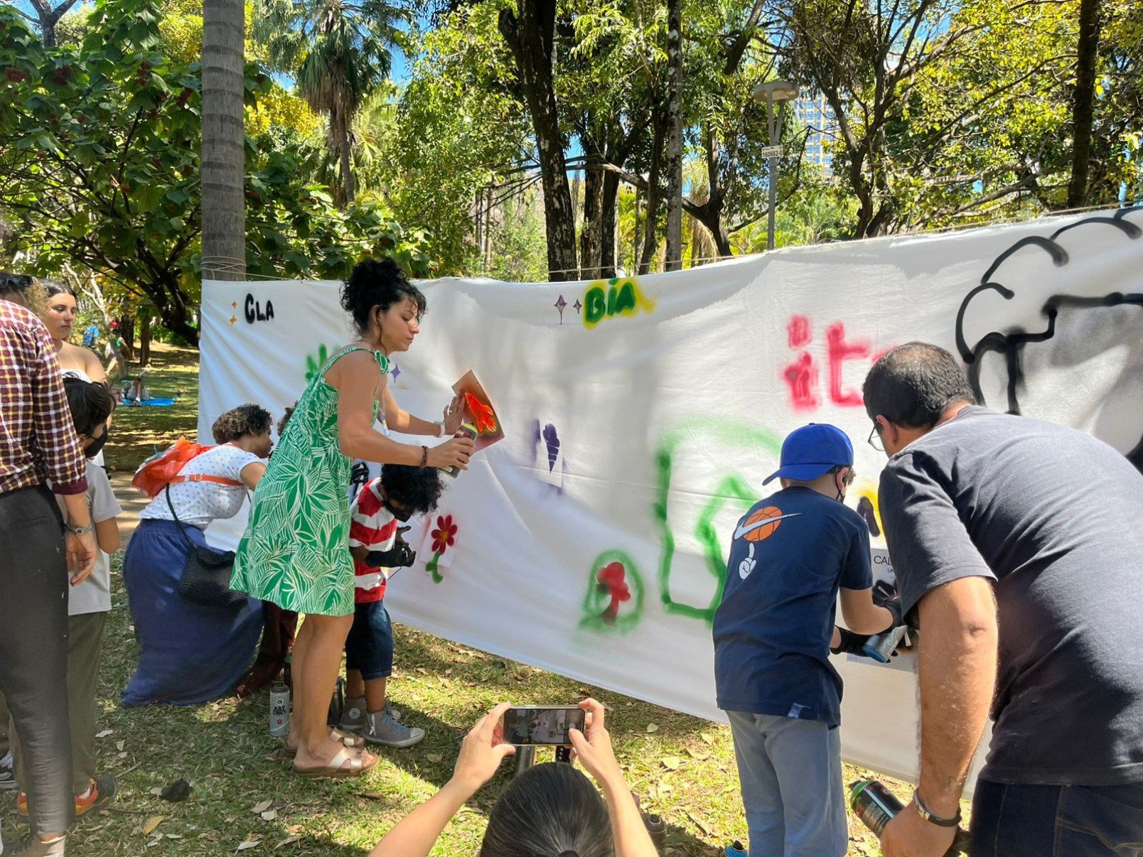 Crianças foram equipadas com luvas e máscaras para manusear a tinta spray-Giovana Souza/EM/D.A. Press