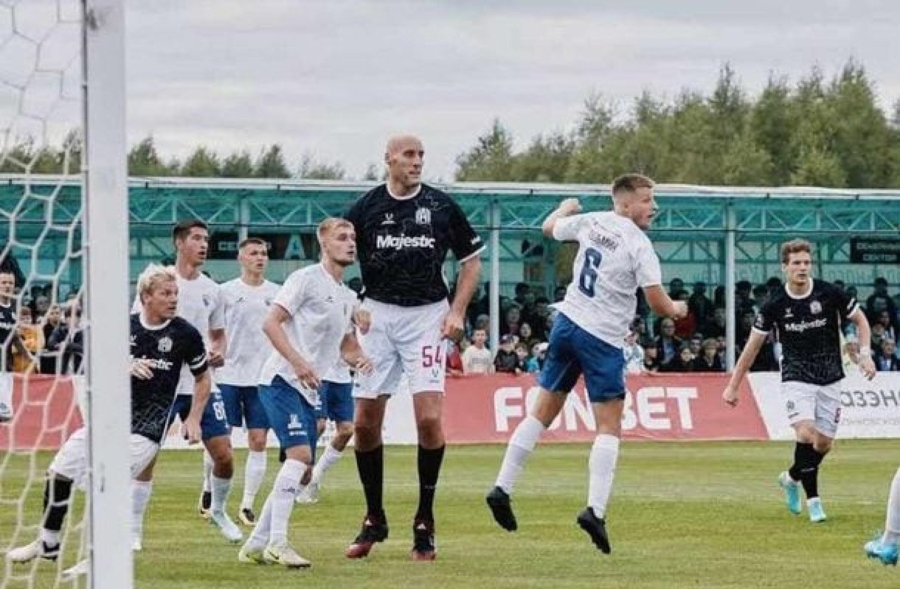 Vídeo: com 2,26m, ex-NBA estreia como jogador de futebol aos 40 anos