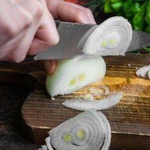 Truques para cortar cebola sem lágrimas e descascar alho de forma rápida - Freepik