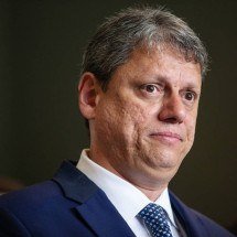 Tarcísio faz novos acenos, reforça lealdade a Bolsonaro e ignora filhos do ex-presidente