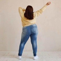 Moda que abraça curvas: SHEIN aposta em jeans plus size - FreePik