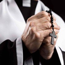 Mulher que perseguiu padre paga R$ 40 mil e é proibida de ir a missas - FreePIk