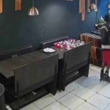 Vídeo: homem invade bar usando patins e furta celular em BH - Reprodução