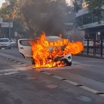 BH: carro pega fogo e trava trânsito em importante avenida de BH - Thiago Cândido/ Rede 98