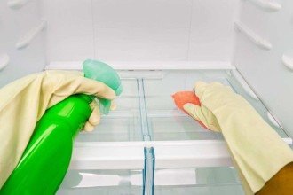 Aprenda a limpar a geladeira e eliminar odores com receita caseira