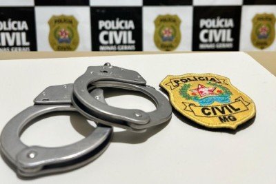 Imagem meramente ilustrativa de algemas ao lado de escudo da Polícia Civil -  (crédito: Policia Civil de MG)
