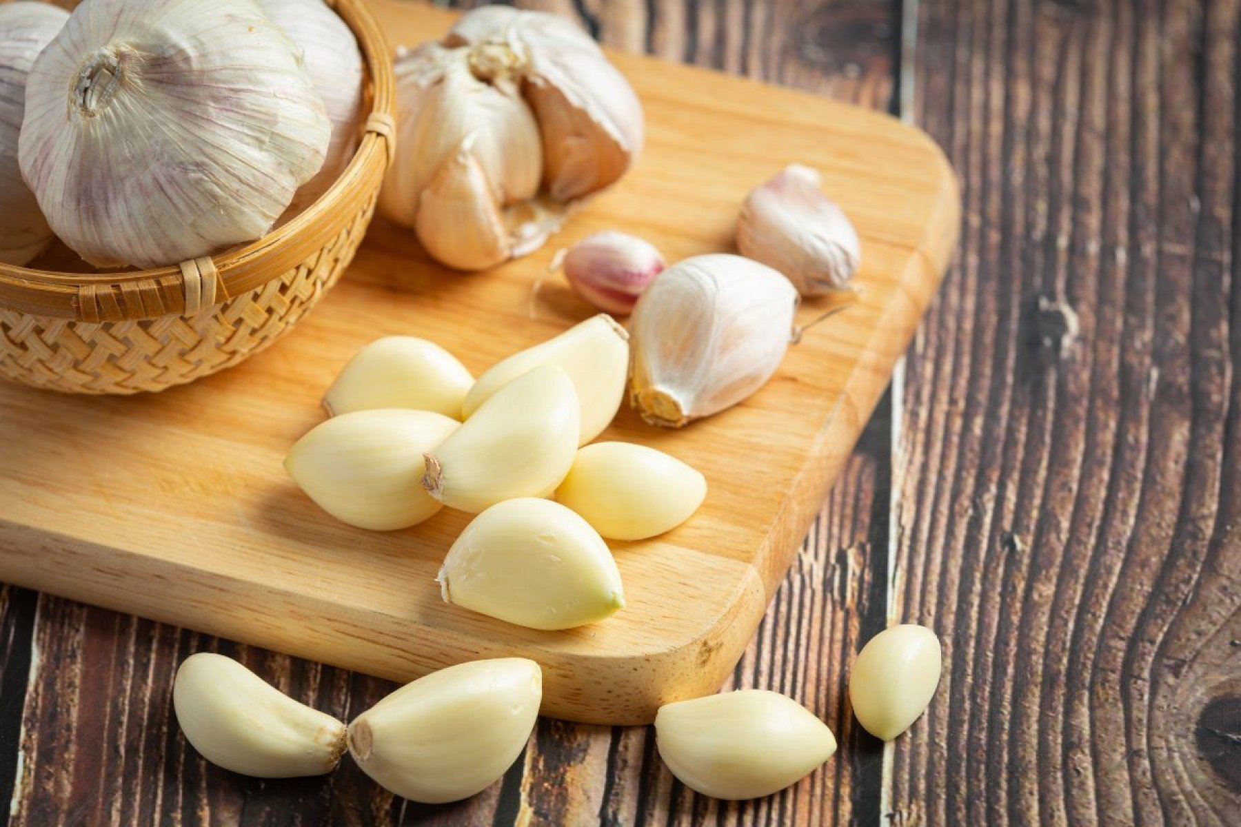 O alho é amplamente utilizado e nutritivo, mas suas cascas finas e aderentes causam impaciência