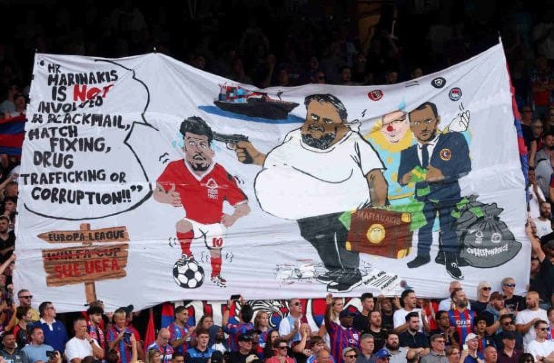 Jogos de Lyon e Crystal Palace são marcados por protestos contra Textor: ‘Vigarista’ e ‘palhaço’