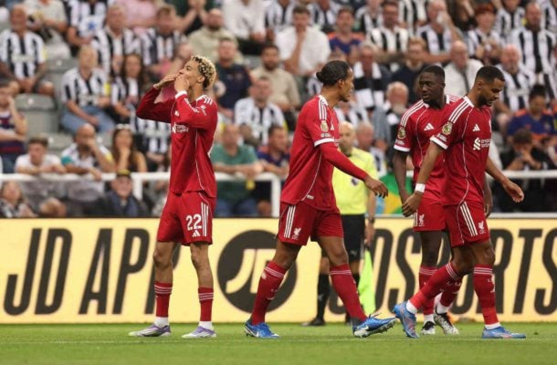 Liverpool vence o Newcastle com gol de jovem no apagar das luzes