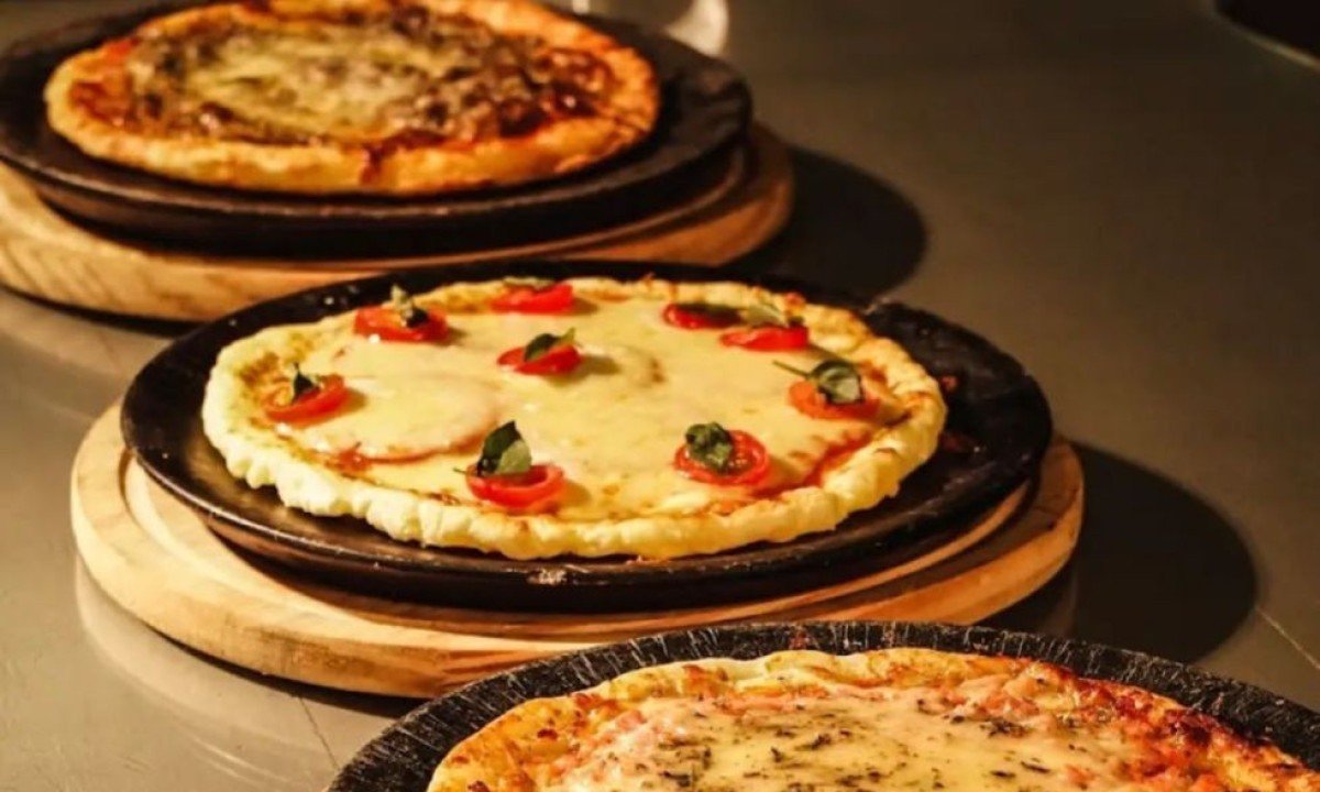 Pizzas com massa de pão de queijo da Boca do Forno