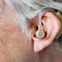 Uso de aparelhos auditivos reduz risco de demência, mostra estudo - Freepik
