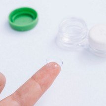 Quatro riscos de adquirir lentes de contato pela internet - Freepik