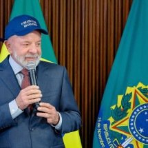 Lula usa boné nacionalista e dá recado contra tarifaço, Eduardo e big techs