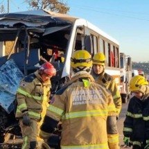 BR-040: batida entre micro-ônibus e carreta deixa feridos e interdita pista - Divulgação/Corpo de Bombeiros