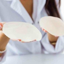 Como saber se precisa trocar a prótese de silicone? - Nensuira/Freepik