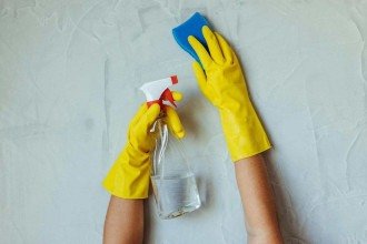 Como tirar mancha de gordura da parede sem danificar a pintura em 3 passos