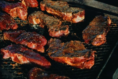 A escolha do corte, a forma de acender a brasa ou até mesmo o tempo de descanso da carne são detalhes cruciais -  (crédito: Pexels)