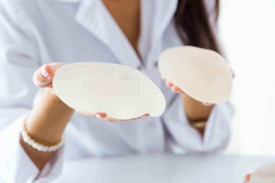 De acordo com o especialista, as próteses de silicone não têm validade determinada, mas é recomendável fazer o acompanhamento periódico -  (crédito: Nensuira/Freepik)