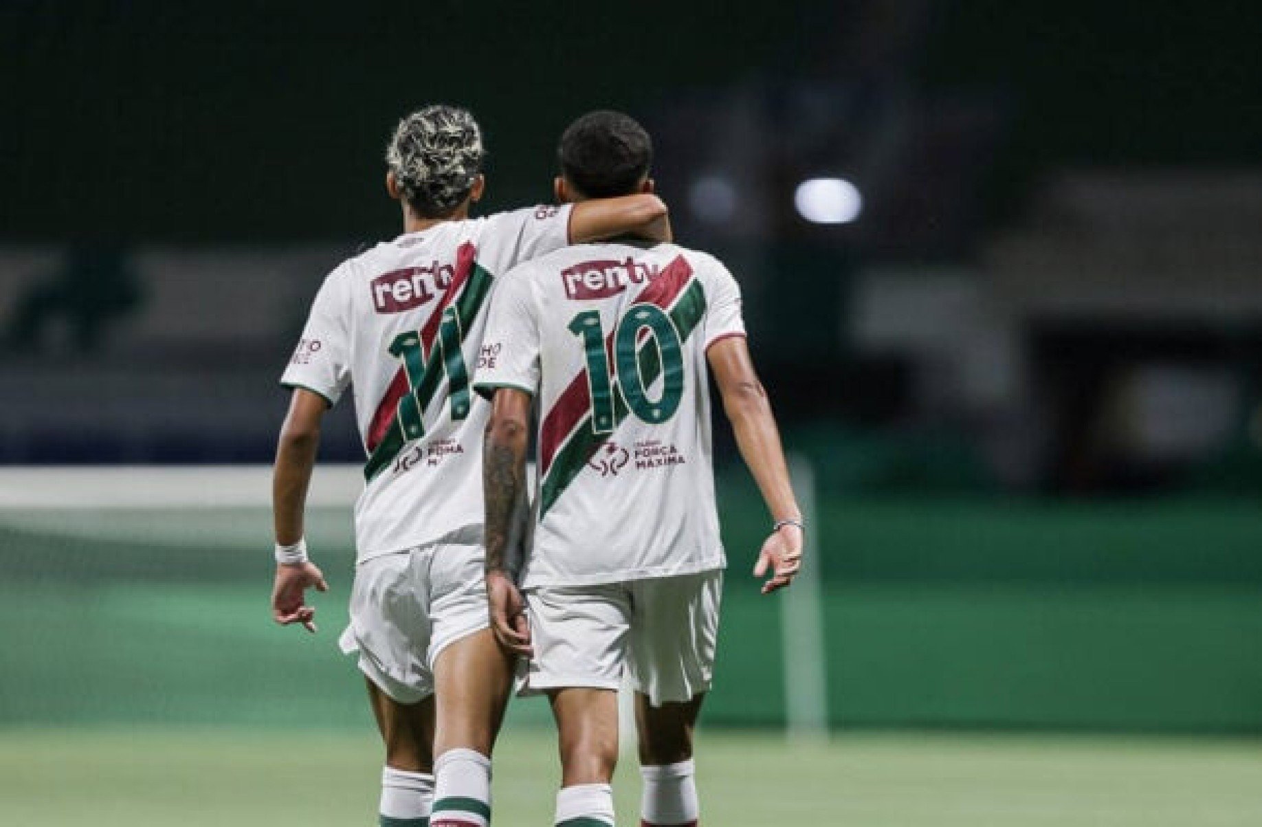 Riquelme se despede de Isaque, vendido pelo Fluminense