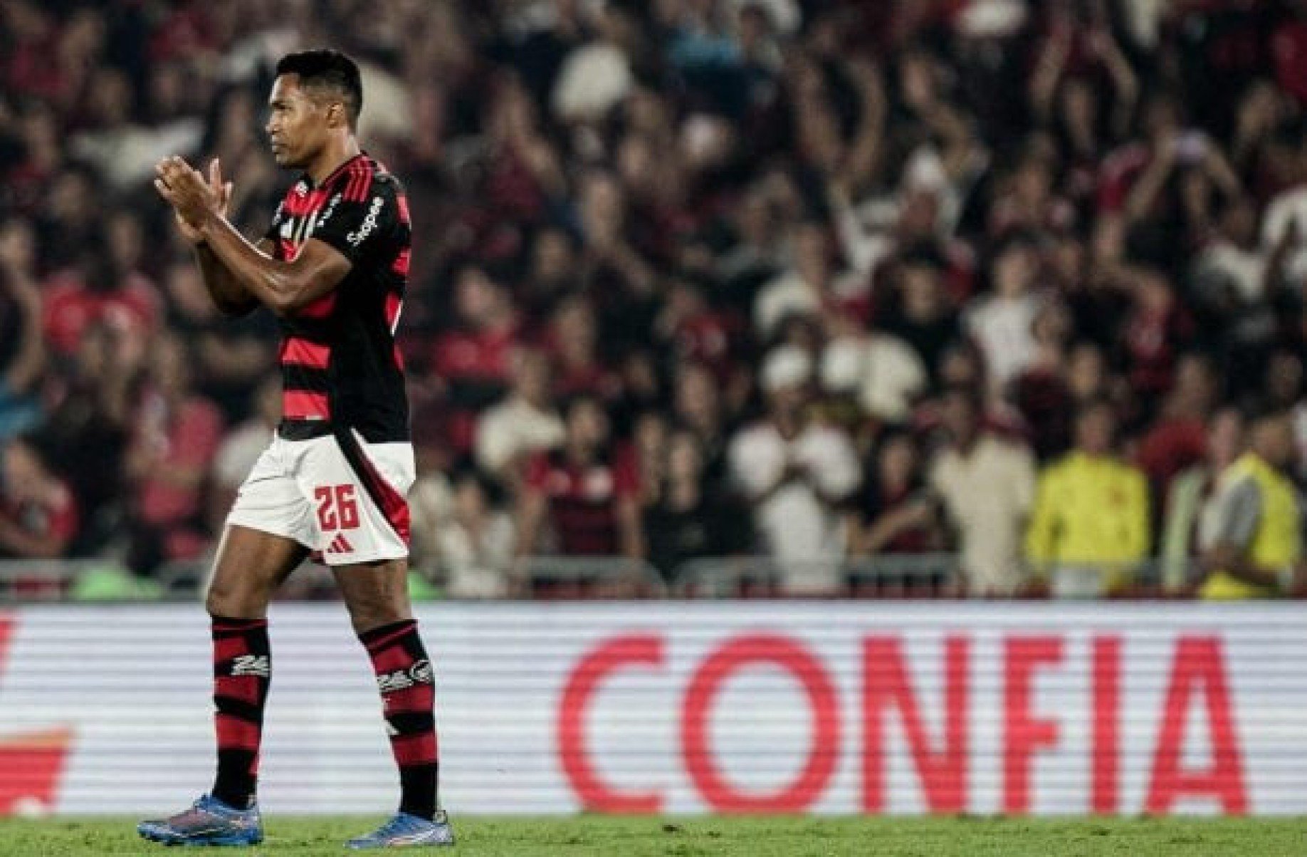 Alex Sandro sofre lesão na panturrilha e desfalca Flamengo