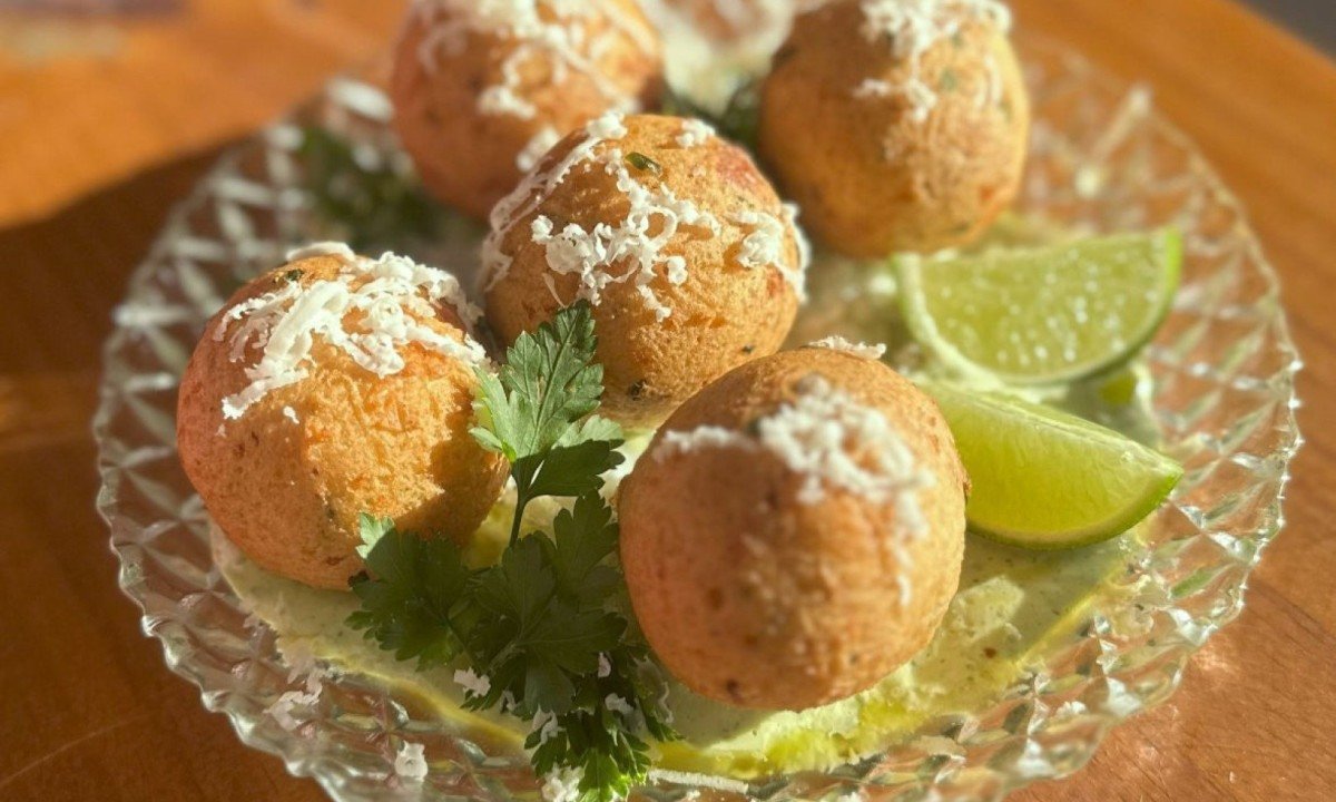 Canastrinha: bolinhos de arroz com bacon, queijo Canastra e maionese verde de ervas do Quinteiro 