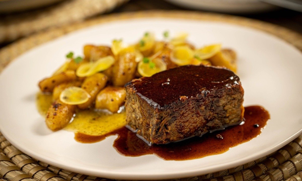 Costela do Sertão: costela bovina prensada, nhoque de requeijão e molho de jabuticaba do Omilía