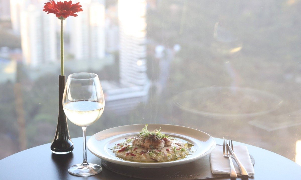 A noite da Casa Aura será no Topo do Mundo e terá pratos assinados por Cristiano Campos, entre eles robalo selvagem ao molho de champanhe e caviar com risoto de limão siciliano  