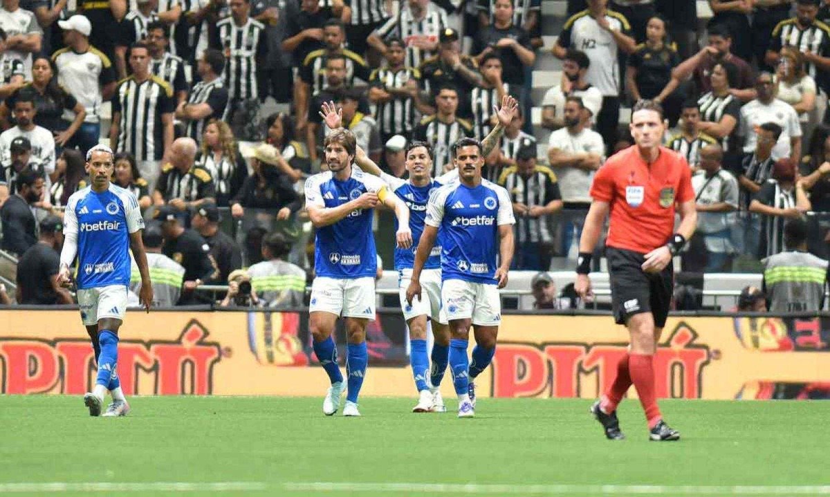 Jogadores do Cruzeiro comemoram o segundo gol, que praticamente coloca o time celeste nas semifinais da Copa do Brasil -  (crédito: Ramon Lisboa/EM/D.A. Press)