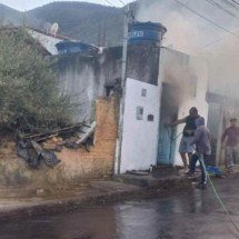 Idoso morre em incêndio após vizinhos tentarem salvá-lo em Ouro Preto (MG) - Divulgação/Corpo de Bombeiros