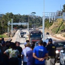 Moradores interditam faixa da BR-381 em protesto contra novo pedágio - Leandro Couri/EM/DA.Press