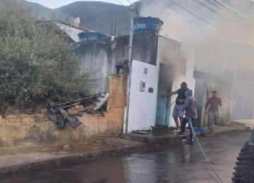 Idoso morava sozinho na casa que pegou fogo -  (crédito: Divulgação/Corpo de Bombeiros)