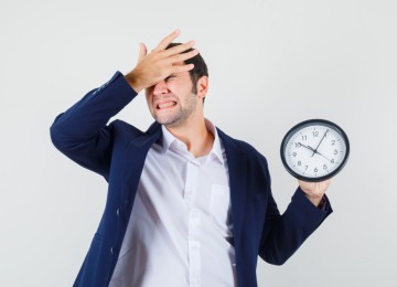 Estudos em neurociência mostram que a exposição prolongada a esse estado de urgência continuamente libera a produção de cortisol, o hormônio do estresse -  (crédito: Freepik)