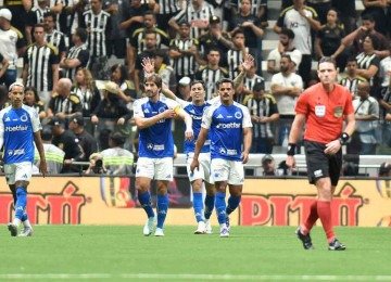 Jogadores do Cruzeiro comemoram o segundo gol, que praticamente coloca o time celeste nas semifinais da Copa do Brasil -  (crédito: Ramon Lisboa/EM/D.A. Press)