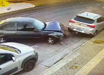 O criminoso entrou na contramão na Avenida Vilarinho e bateu em outros três carros que estavam parados na via -  (crédito: Reprodução de vídeo)