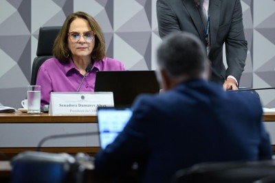 Senadora Damares Alves decidiu encerrar a sessão da Comissão de Direitos Humanos após afirmar não estar se sentindo muito bem -  (crédito: Andressa Anholete/Agência Senado)