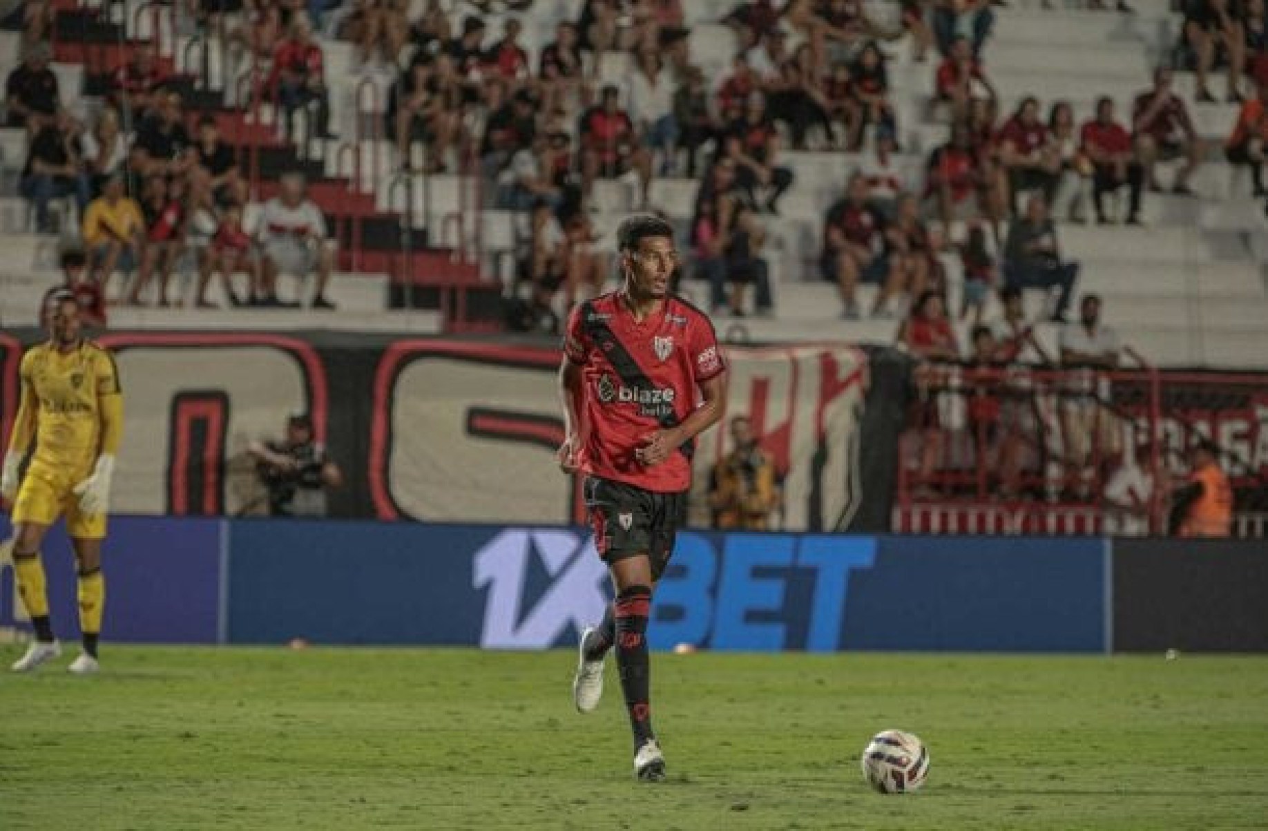 Alvo do Botafogo, zagueiro Alix Vinicius acerta com o Bragantino