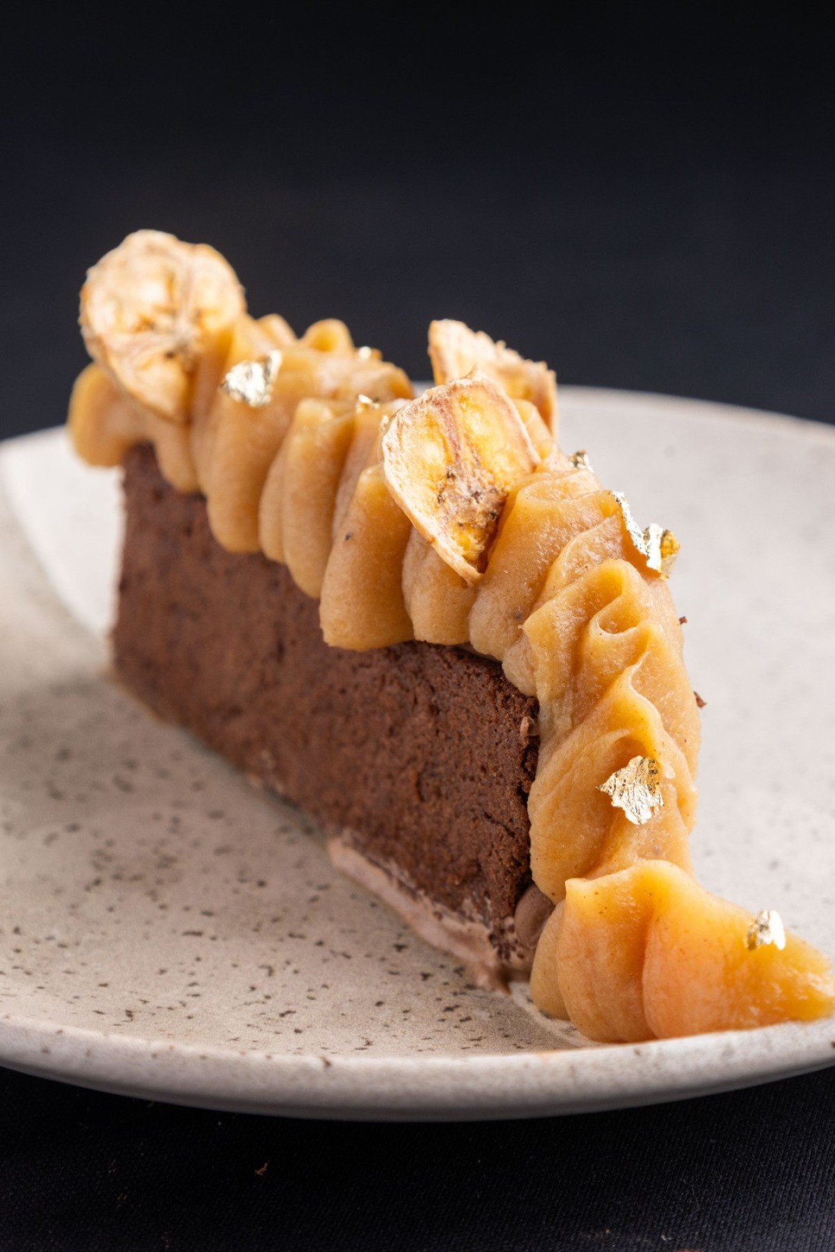 Torta sablée de chocolate, banana e baru do chef Lucas Corazza une diferentes texturas e sabores 