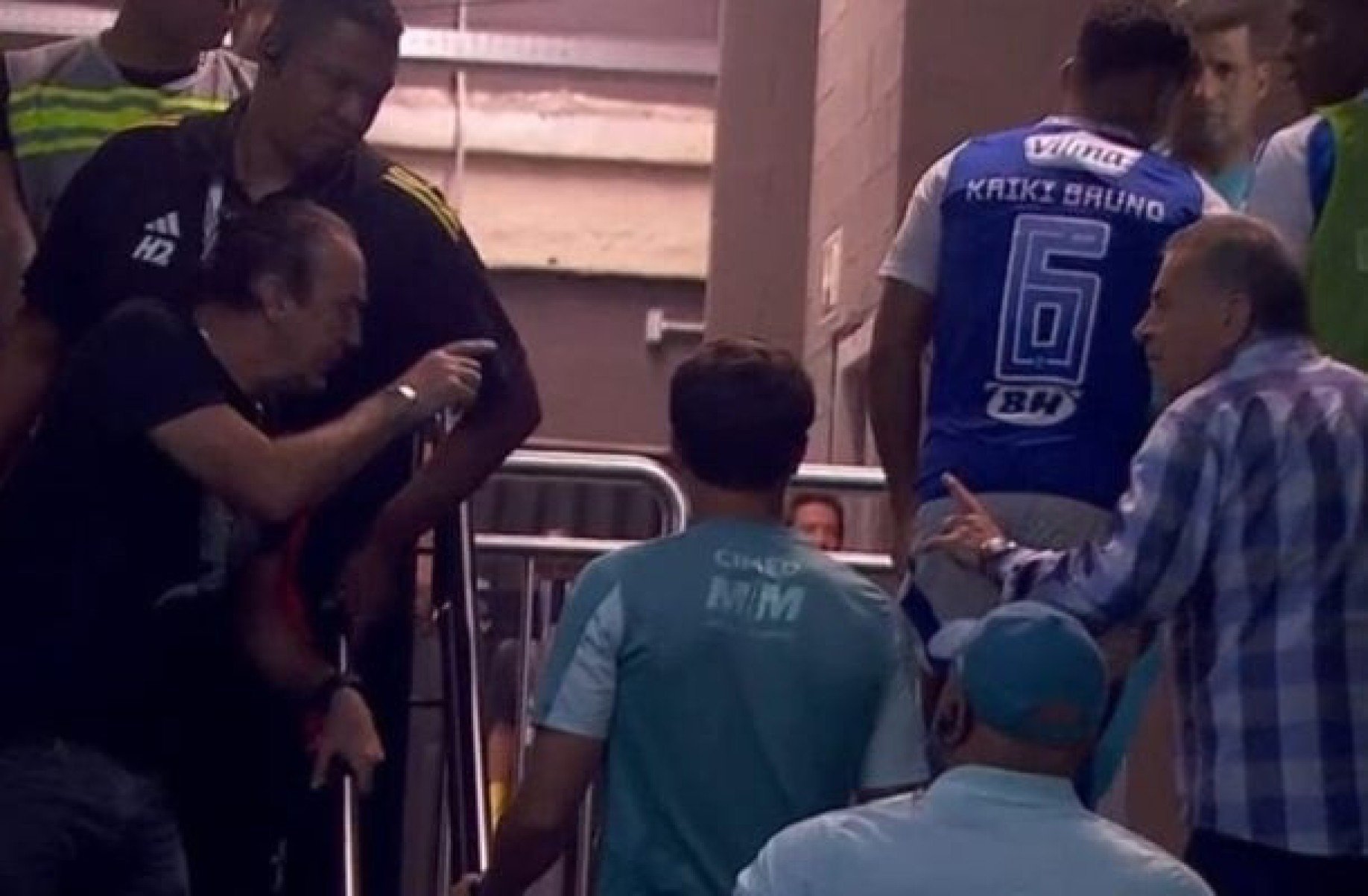 ‘Nada de anormal’, diz Cuca após discutir com dirigente do Cruzeiro no clássico